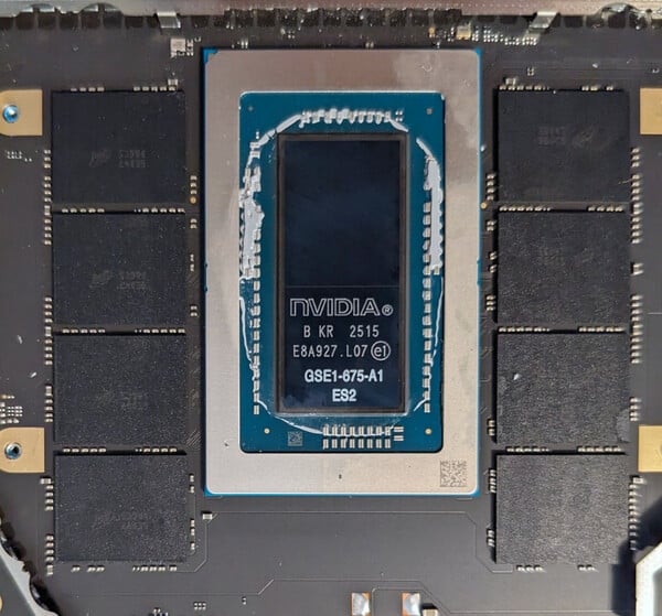 Um close-up do chipset RTX Spark da Nvidia.