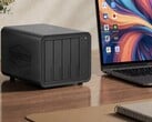 A imagem mostra o NAS Terramaster D8 Hybrid 2 ao lado de um laptop sobre uma mesa de madeira