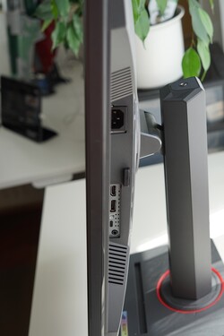 Conexões - alimentação para a unidade de fonte de alimentação integrada, HDMI 2.1, DisplayPort 1.4, USB-C com DP 1.4 e PD 15W