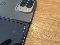 O estojo do Google acrescenta mais 1 a 2 mm de volume em comparação com o estojo de adamida