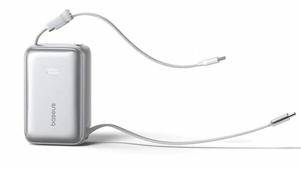 O Baseus PicoGo AR11 possui dois cabos USB-C integrados, sendo que um deles é retrátil.