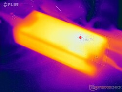 O adaptador AC chega a 35 C quando a carga é exigente