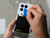 A bateria do Fairphone 6 é particularmente fácil de ser substituída. (Fonte da imagem: iFixit)