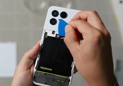 A bateria do Fairphone 6 é particularmente fácil de ser substituída. (Fonte da imagem: iFixit)