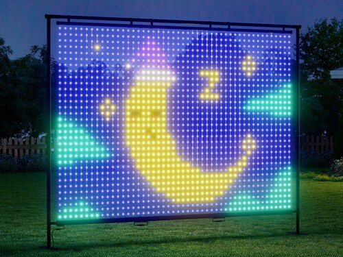 Govee Lightwall mostrado ao ar livre no gramado