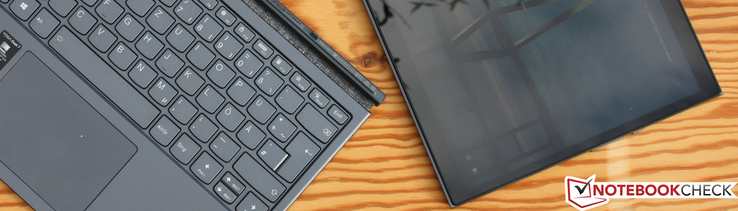 Um concorrente de superfície da Microsoft da Lenovo Um concorrente de superfície da Microsoft da Lenovo