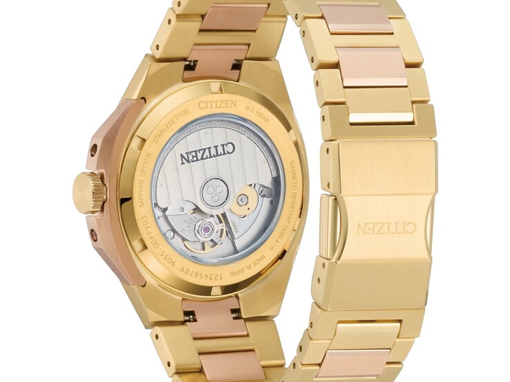 O fundo da caixa transparente mostra o movimento interno Caliber 9051 da Citizen. 