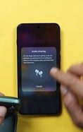 Um celular OnePlus exibindo a tela de configuração do compartilhamento de áudio, solicitando que o usuário coloque um segundo par de fones de ouvido sem fio no modo de emparelhamento.