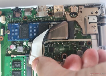 Asus VivoBook 17: Slot M.2 para SSDs PCIe-3.0