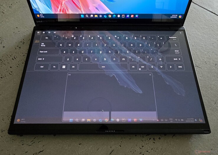 O teclado do software Zenbook DUO em modo transparente. (Imagem: Notebookcheck)