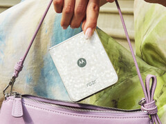 O Razr 70 Ultra em uma de suas várias cores de lançamento.