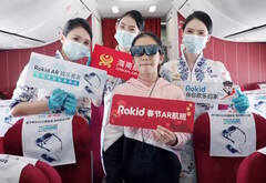 Os passageiros da Hainan Airlines desfrutam de entretenimento virtual enquanto usam os óculos Rokid Max AR durante os voos do Ano Novo Lunar. (Fonte: Rokid)