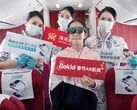 Os passageiros da Hainan Airlines desfrutam de entretenimento virtual enquanto usam os óculos Rokid Max AR durante os voos do Ano Novo Lunar. (Fonte: Rokid)