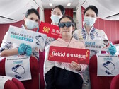 Os passageiros da Hainan Airlines desfrutam de entretenimento virtual enquanto usam os óculos Rokid Max AR durante os voos do Ano Novo Lunar. (Fonte: Rokid)