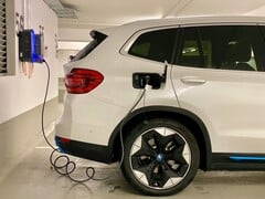 Um carro elétrico conectado em uma estação de recarga (Fonte da imagem: Eren Goldman via Unsplash)