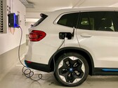 Um carro elétrico conectado em uma estação de recarga (Fonte da imagem: Eren Goldman via Unsplash)