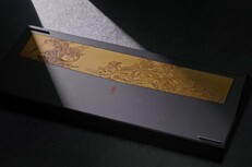 Placa decorativa do teclado mecânico sem fio Keychron Black Myth Wukong. (Fonte da imagem: Keychron)