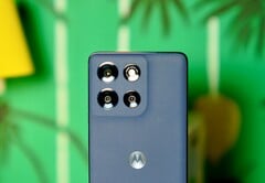 O Motorola Moto G86 Power tem uma bateria enorme e uma tela muito brilhante. (Fonte da imagem: Notebookcheck)