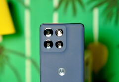 O Motorola Moto G86 Power tem uma bateria enorme e uma tela muito brilhante. (Fonte da imagem: Notebookcheck)