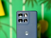 O Motorola Moto G86 Power tem uma bateria enorme e uma tela muito brilhante. (Fonte da imagem: Notebookcheck)