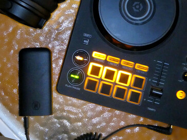 O transmissor sem fio se conecta às fontes com um único cabo. (Fonte da imagem: Notebookcheck)