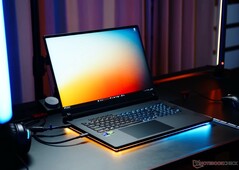 O Asus ROG Strix Scar 18 tem uma gigantesca tela mini-LED de 240 Hz (Fonte da imagem: Notebookcheck)