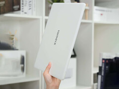 O Xiaomi Book Pro 14 atualizado pode ser equipado com até o Intel Core Ultra X7 358H. Na foto: o laptop na cor branca.