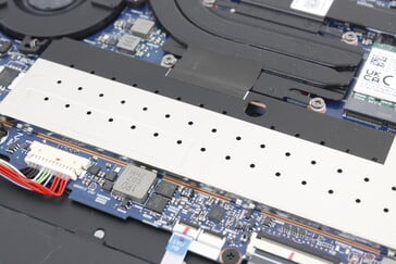 2 módulos DDR5 SODIMM removíveis protegidos por uma placa de alumínio