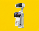 O controle remoto destacável da Insta360 Luna Ultra abriga a tela OLED.