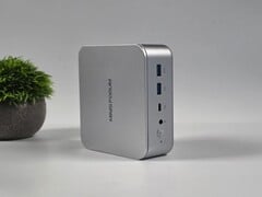 Minisforum M2 mini PC vista das portas frontais