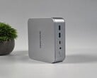 Minisforum M2 mini PC vista das portas frontais
