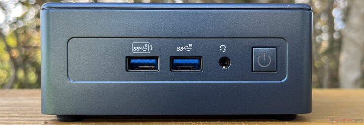Frontal: 2x USB-A 3.2 Gen 2 (10 Gbps, 1 sempre ligado), fone de ouvido, botão liga/desliga