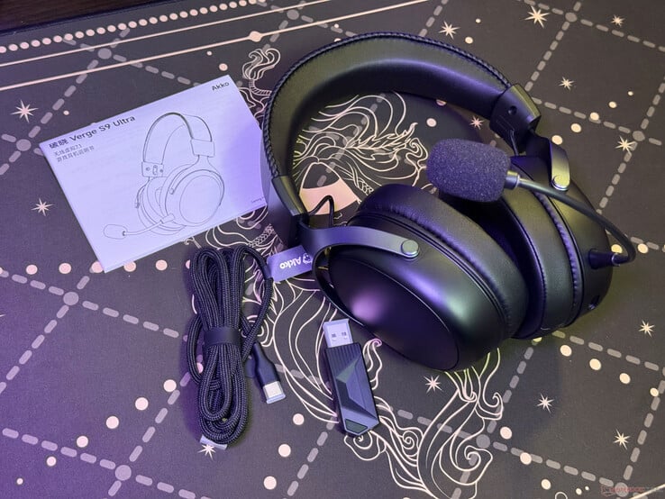 Os fones de ouvido vêm com um cabo USB-C, um dongle receptor sem fio e um manual