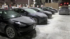 Estação de Supercharger na área de Chicago durante a explosão do Ártico (imagem: CBS Chicago/YT)