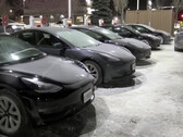 Estação de Supercharger na área de Chicago durante a explosão do Ártico (imagem: CBS Chicago/YT)