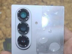 O Galaxy Z Fold7 parece combinar elementos de design de ambos os smartphones Galaxy Z Fold que a Samsung lançou em 2024. (Fonte da imagem: Weibo)