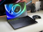 Jogador extremamente rápido, mas comparativamente silencioso - Análise do laptop Razer Blade 18 2025 RTX 5090