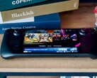 Um dispositivo Steam Deck sentado em uma mesa (Fonte da imagem: Georgiy Lyamin via Unsplash)