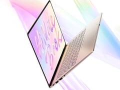 O MateBook 14 Core Edition 2026 é equipado com o Intel Core Ultra 5 325. Na imagem: uma imagem promocional que mostra o design fino do laptop.