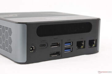Traseira: Porta do adaptador CA, USB-C 4.0 com Power Delivery + DisplayPort (8K@60 Hz), HDMI 2.0 (4K@60 Hz), DisplayPort 1.4 (4K@144 Hz), 2x USB-A 3.2 Gen. 2 (10 Gbps), 2x RJ-45 (2,5 Gbps)