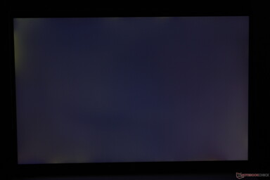 Sangramento moderado e irregular da luz de fundo nos cantos