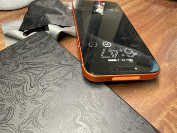 A borda superior do iPhone 17 Pro Max foi arranhada enquanto estava na capa TechWoven da Apple. (Fonte da imagem: u/Jman42023)