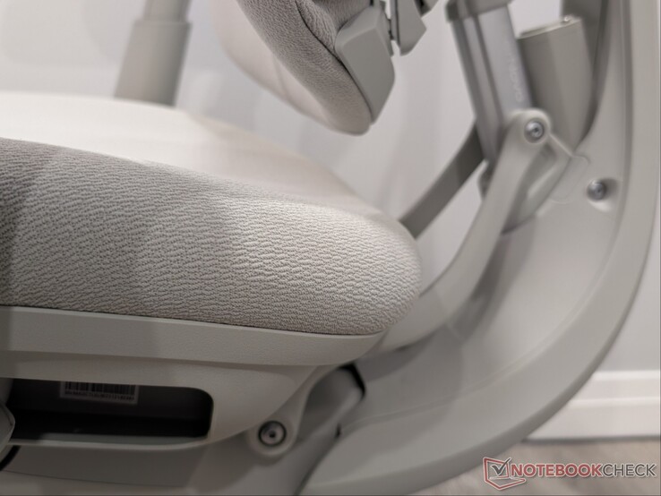 Encosto do assento com espuma mais curta e firme.