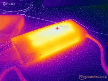O adaptador CA atinge mais de 44 °C ao operar cargas exigentes