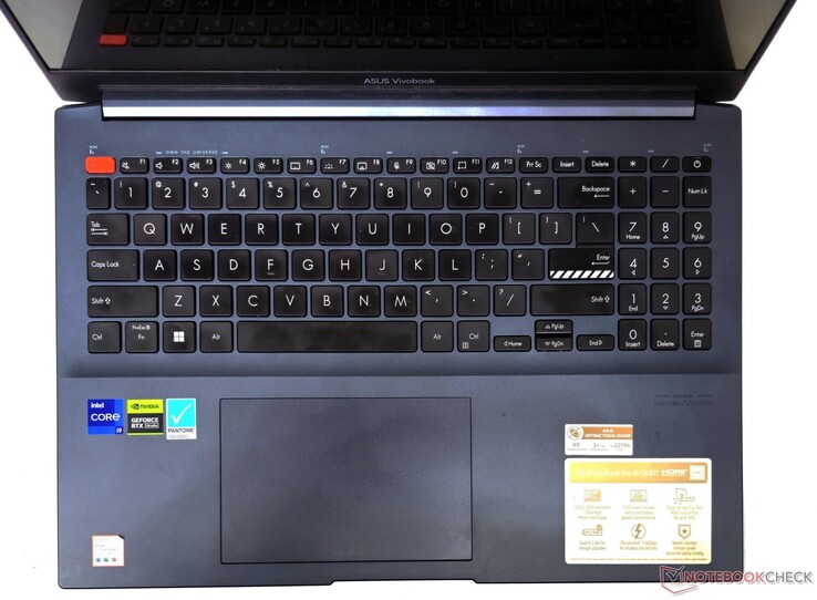 O teclado e o touchpad do Asus VivoBook Pro 16 oferecem uma experiência de entrada decente