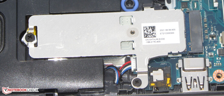 Um SSD NVMe serve como a unidade do sistema.