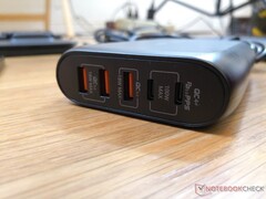 O adaptador AC é útil para carregar vários dispositivos, mas é um exagero para um monitor portátil