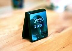 Chique e flexível: O Motorola Razr 60 Ultra. (Fonte da imagem: Florian Schmitt/Notebookcheck)