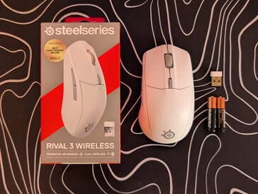 O SteelSeries Rival 3 Wireless Gen 2 vem com duas pilhas AAA, um dongle de 2,4 GHz e nenhum cabo USB.