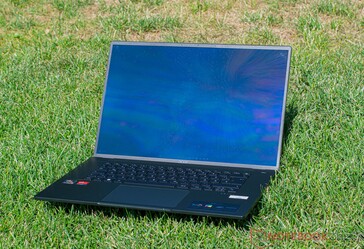 Acer Swift Edge SFE16 sob o sol